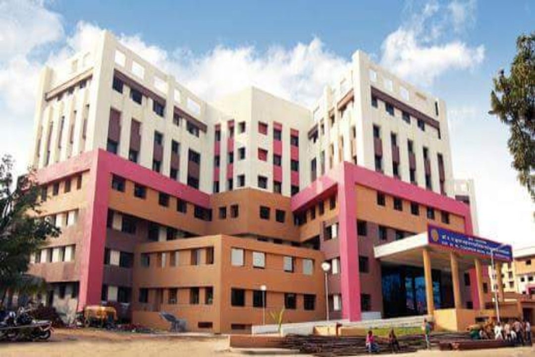  H.B.T. Medical College & Dr. R.N. Cooper Municipal General Hospital 